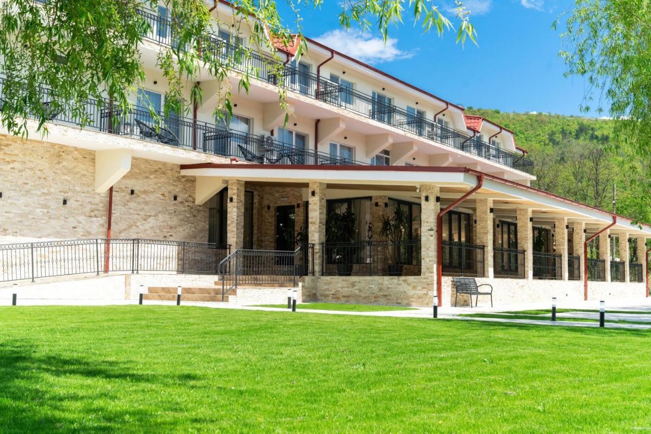 Vega Resort Restaurant & Lodge Orşova Екстериор снимка
