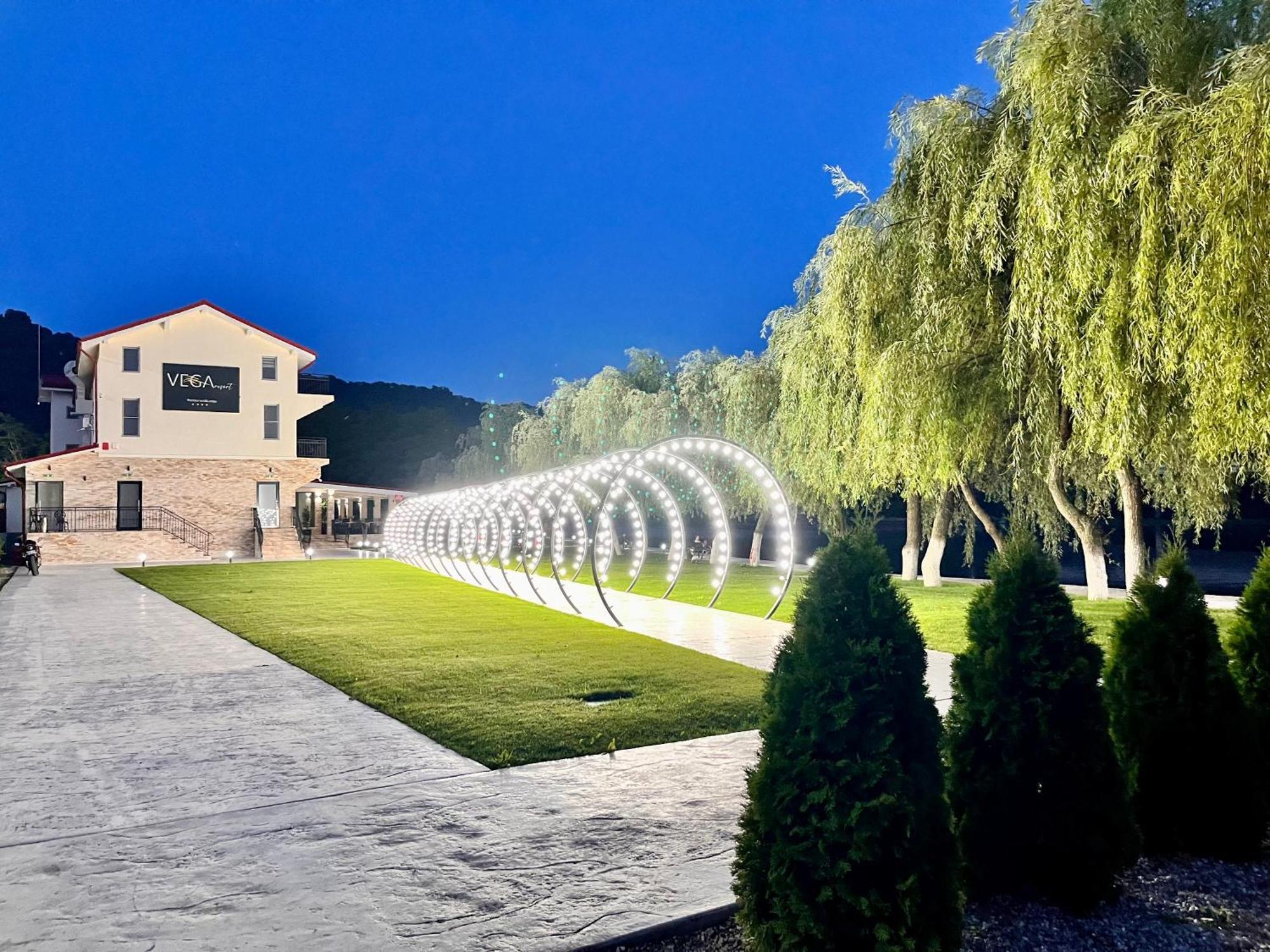Vega Resort Restaurant & Lodge Orşova Екстериор снимка