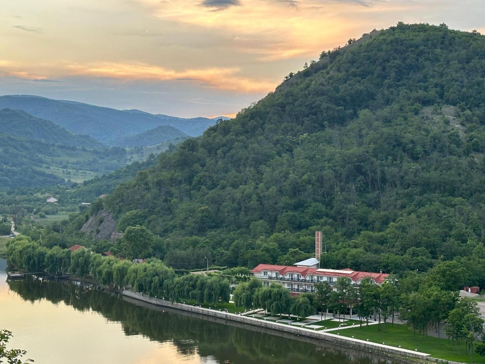 Vega Resort Restaurant & Lodge Orşova Екстериор снимка